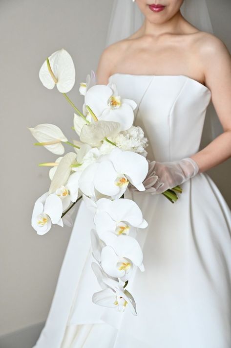 White Orchid Bouquet, Orchid Bridal Bouquets, Orchid Bouquet Wedding, Modern Bridal Bouquets, Elegant White Wedding, White Bouquets, Simple Wedding Bouquets, Modern Bouquet, Orchid Bouquet