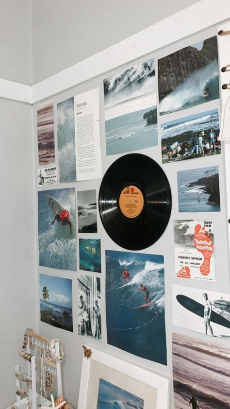 Surf Room Ideas Aesthetic, Beachy Picture Wall Collage, Beach House Photo Wall, Bedroom Ocean Decor, Surf Wall Collage, Room Decor Surf Style, Beach Room Collage, Dorm Beach Theme, Beach Collage Wall