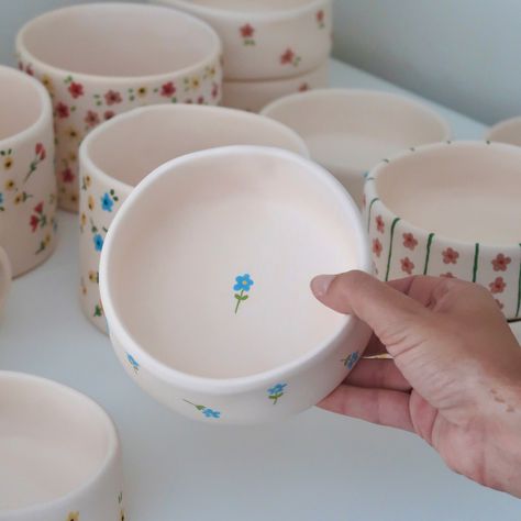 ✨beautiful pieces fresh out of the kiln 🌸 I still have many to paint, but I’m happy to see the progress and finally have some pieces ready to glaze 🌙 I’ll be spending the rest of the day painting 💕 . . . . . . . . #pottery #ceramic #ceramics #clayartist #ceramicartist #pottersofinstagram #potterylife #handmademug #handmademugs #mug #mugs #vases #vase #handmadevases #handamadevase #handmadebowls #handmadebowl #bowl #bowls Painted Bowls Ideas, Pottery Sets, Bowls Ideas, Painted Bowls, Painting Pottery, Day Painting, Pottery Inspo, Cerámica Ideas, Pottery Crafts