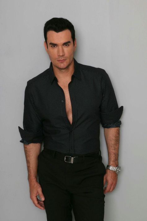 Sólo para desearte un fin de semana maravilloso... #luz #paz #peace Ultra Casual, David Zepeda, Mama Style, Men's Casual Style, Black Men Fashion, Well Dressed Men, Men Looks, Celebrities Male, Outfits Casuales