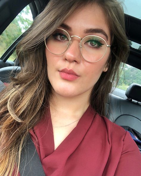 Rose Gold Glasses Frame Specs Women, Gold Round Glasses Aesthetic, Gold Rimmed Glasses Aesthetic, Rose Gold Specs Frame, Rose Gold Cat Eye Glasses, Rose Gold Glasses, Glasses Inspo, Gold Rimmed Glasses, Specs Frame