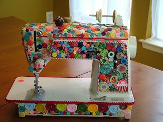 Old Sewing Machine, Sewing Room Organization, Old Sewing Machines, Sew Ins, Vintage Sewing Machines, Sewing Rooms, 자수 디자인, Couture Vintage, Button Art