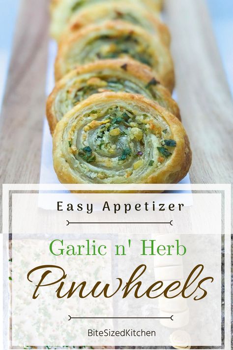 Fancy Vegetarian Appetizers, Xmas Meals, Pinwheels Appetizers, Tapas Dinner, Puff Pastry Pinwheels, Vegetarian Appetizer, Football Appetizers, Pin Wheels, Garlic Rolls