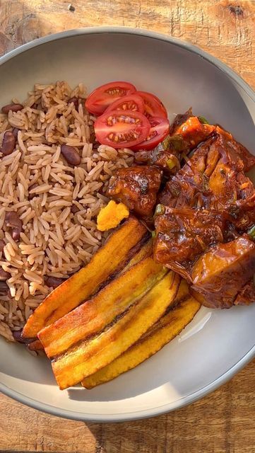 Jamaican Food Plate, Jamaica Restaurants, Caribbean Bbq, Jamaican Restaurant, Jamaica Food, Bbq Jackfruit, Carribean Food, Jamaican Cuisine, Scotch Bonnet Pepper