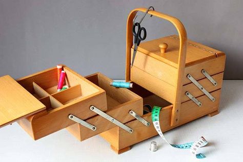 Sewing Box Ideas, Sewing Box Diy, Sewing Tools Organizer, Sewing Gadgets, Sewing Machine Drawers, Wooden Sewing Box, Sewing Machine Tables, Vintage Sewing Box, Trendy Sewing Patterns