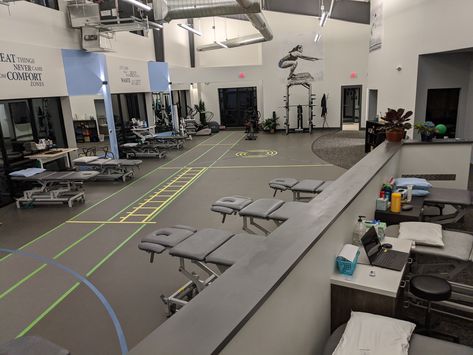 Sports physical therapy gym desing Physical Therapy Gym Design, Physical Therapy Clinic Design, Physical Therapy Office, Physiotherapy Room, Sports Physical Therapy, Gym Design Interior, Therapy Clinic, Covered Patio Design, Dry Needling