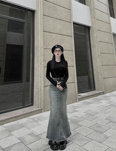 Korean Fashion Maxi Skirt, Acubi Long Skirt, Modest Acubi Style, Y2k Modest Outfits, Modest Acubi, Long Skirt Outfits Korean, Female Clothes Outfits, Outfits Edgy, Long Skirt Fashion