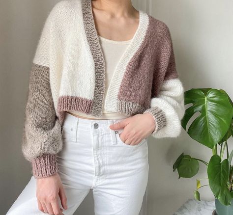 12 Suéteres de punto para que no dejes de estar a la moda Crochet Cardigan Tutorial, Crochet Sweater Design, Crochet Cardigan Pattern Free, Crochet Top Outfit, Crochet Bag Pattern Free, Cardigan Design, Crochet Fashion Patterns, Crochet Cardigan Pattern, Crochet Woman