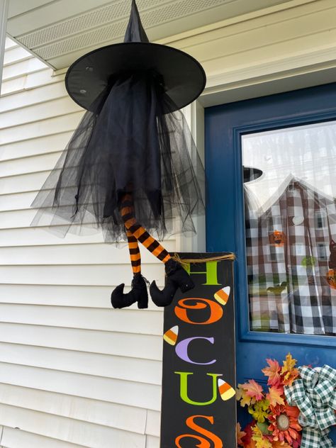 Halloween Witch Hat Decorations, Witch Hats Decorations, Witch Hat Decor, Easy Halloween Decoration, Bruja Halloween, Witch Decorations, Halloween Lawn, Valentine Art Projects, Halloween Wood Crafts