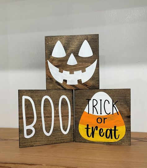 Wooden Basket Ideas, Halloween Wood Signs, Halloween Wood Crafts, Mini Signs, Couture Ideas, Halloween Traditions, Craft Booth Displays, Wooden Basket, Pumpkin Carving Templates