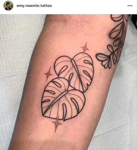 Monstera Ankle Tattoo, Tattoo Flash Feminina, Monstera Tattoo Design, Monstera Plant Tattoo, Monstera Leaf Tattoo, Palm Size Tattoos, Monstera Tattoo, Sarah Tattoo, American Traditional Tattoo Ideas