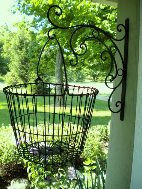 Wire Basket Decor, Wire Egg Basket, Egg Basket, Garden Containers, Front Porch Decorating, Wire Basket, Garden Yard Ideas, Rustic Gardens, Outdoor Ideas