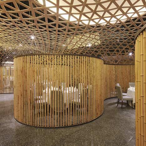 A woven net of bamboo creates a curved suspended ceiling inside this restaurant. Asian Restaurant Interior Design, Bamboo Restaurant, Contemporary Restaurant, Bamboo Ceiling, Bamboo Structure, Bamboo Architecture, Bamboo House, Bamboo Wall, Modern Fence