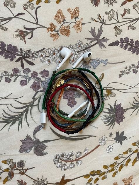 Wrapped Headphones Diy, Wrapped Wired Headphones, Wrapped Earbuds Aesthetic, Whismgothic Tattoo, Yarn Headphones, Wired Headphones Decorate, How To Wrap Headphones, Wrapping Headphones, Headphones Wrap