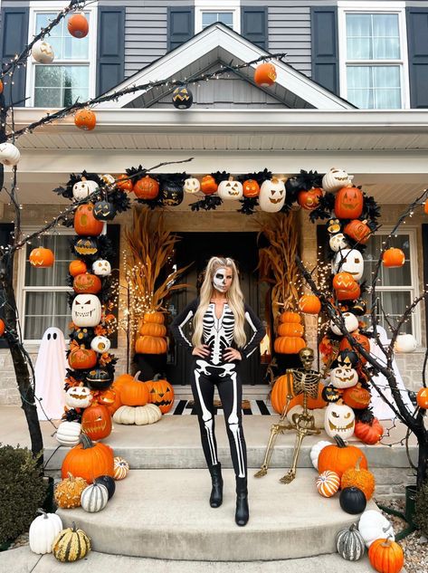 Front Yard Halloween Decorations, Pumpkin Porch, Diy Arch, Macy Blackwell, Fall Background Wallpaper, Creative Halloween Decorations, Craft Pumpkins, Urban Living Room, Table Centerpieces Diy