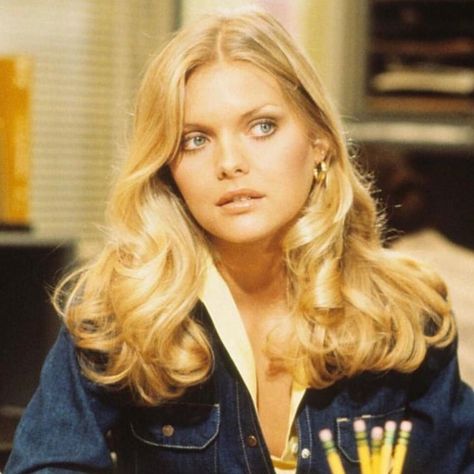 🌈🌺🔮🍒🦋 on Instagram: “Michelle Pfeiffer 💙” Culture Fashion, 70’s Fashion, Doutzen Kroes, Michelle Pfeiffer, Music Fashion, 60s Fashion, The 20th Century, Classic Beauty, Powerful Women