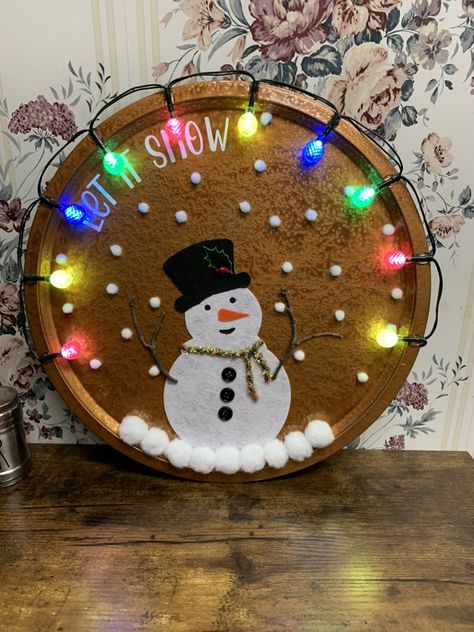 Pizza Pan Dollar Tree Crafts, Dollar Store Pizza Pan Crafts Christmas, Christmas Pizza Pan Wreath, Grinch Pizza Pan Wreath, Christmas Crafts With Pizza Pans, Pizza Pan Diy Crafts, Pizza Pan Christmas Wreaths, Dollar Tree Pizza Pan Crafts Christmas, Christmas Pizza Pan Crafts