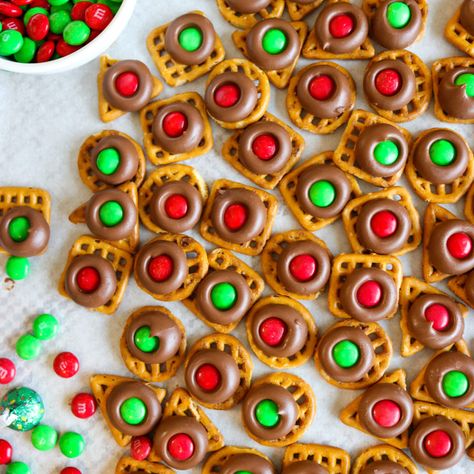 Best Christmas Cookie Recipes - Layers of Happiness Pretzel M M Hugs, Something To Bake, Oven Baked French Fries, Apple Crumb Cakes, Pretzel Recipe, Fruit Dips Recipes, Whipped Goat Cheese, Apple Glaze, Apple Crumb