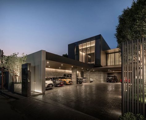 Club House Design Exterior, Mansion Designs Exterior, Parking House Design, Dream Garage Luxury, Garage House Design, Mansion Garage, Home Garage Design, Interior Mansion, Mafia House