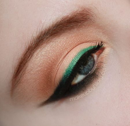 Simple and elegant Emerald Eyeliner, Eyeliner Verde, Maquillage On Fleek, Green Eyeliner, Eyeliner Products, Makeup Tutorial Eyeliner, Best Eyeliner, Makijaż Smokey Eye, Colored Eyeliner