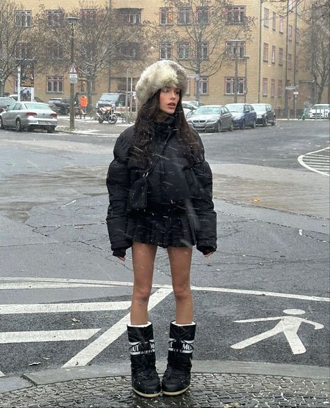 Big Boots Outfit Aesthetic, Fur Boots Aesthetic, Russian Outfits Street Style, Russian Bimbocore Outfits, Moon Boots Outfit Winter, Snow Bunny Outfit, Aesthetic Winter Fashion, Moon Boots Outfit, Fashion Outfits Winter