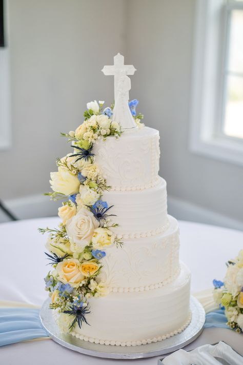 Christian Wedding Cake Designs, Christian Wedding Cake, Cross Cake Topper, Cross Cakes, God Fearing, Simple Wedding Cake, Catholic Wedding, Christian Wedding, Wedding Cake Designs