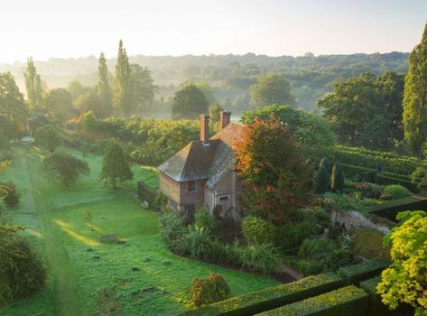 The verdant grounds of Sissinghurst Castle | archdigest.com Sissinghurst Garden, Famous Gardens, The Ancient Magus Bride, Vegetable Garden Design, Garden Landscape Design, Garden Tours, Garden Photos, Water Design, Grand Tour