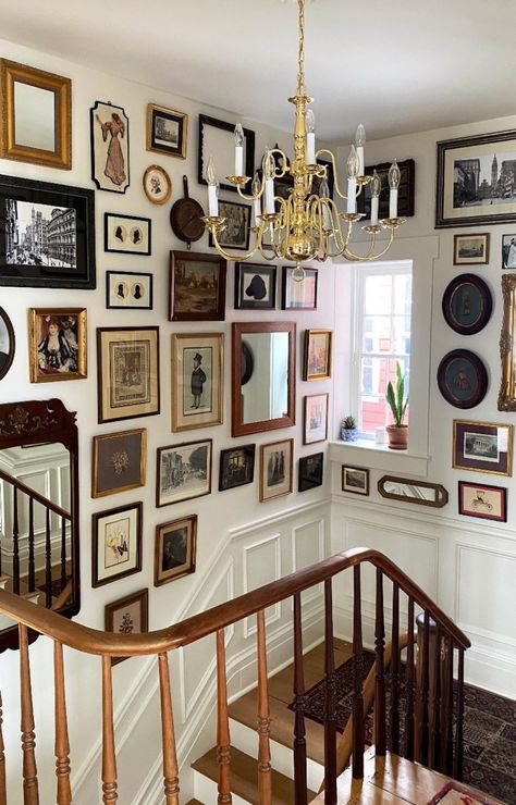 1900s Home Decor, Old Homes Interior, Stairwell Gallery Wall, Vintage Gallery Wall Ideas, Interior Design Maximalist, Old Money Interior Design, Old Money Interior, Brick Wall Design, Stairway Gallery Wall