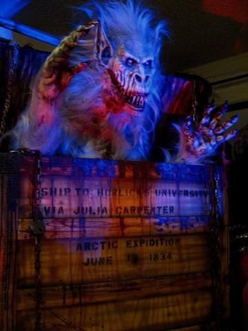 The Crate Beast Haunted House Statue Scary Halloween Props, Werewolf Halloween, Halloween Props Scary, Animated Halloween Props, Halloween Creatures, Haunted House Props, Halloween Prop, Halloween Stuff, Movie Props