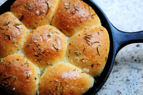 These Rosemary Rolls are just like the ones they make at Smith & Wollensky! Rosemary Rolls, Pane Dolce, Iron Skillet Recipes, Skillet Cooking, Holiday Prep, Biscuit Rolls, Cast Iron Recipes, Pioneer Woman Recipes, Wine Club