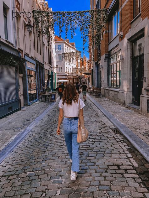 girl in brussels, belgium in summer Belgium Summer Outfits, Brussels Outfit Summer, Brussels Outfit, Brussels Instagram Pictures, Belgium Picture Ideas, Belgium Instagram Pictures, Brussels Instagram Spots, Brussels Belgium Aesthetic Winter, Belgium Travel Photography