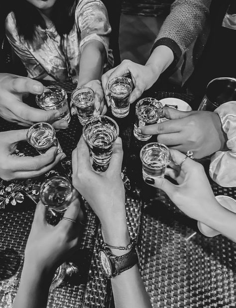 Drinks Cheers Aesthetic, Black And White Drinks, Bar Pics, Alcohol Pictures, Alcoholic Drinks Pictures, Cheer Photography, Drinks Aesthetic, White Drinks, Cheers Photo