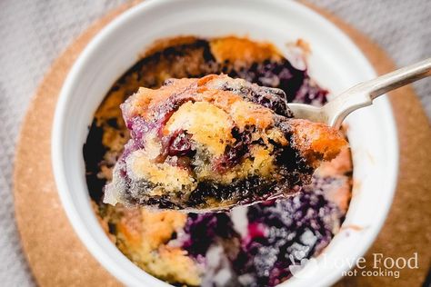 Easy Fruit Cobbler, Blueberry Dump Cake, Blueberry Dump Cake Recipes, Peach Cobbler Dump Cake, Blueberry Dump Cakes, Salmon Patties Recipe, 4 Ingredient Recipes, Cake Video, The Slow Roasted Italian