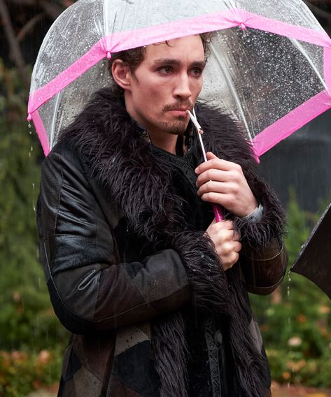 A Very Scientific Explanation For Why You're Hopelessly Obsessed With Umbrella Academy's Klaus+#refinery29 Klaus Hargreeves, Robert Sheehan, Umbrella Academy, In The Rain, The Rain, Umbrella, Black