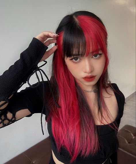 Red Hair Color Styles, Red Hair With Black Front Pieces, Red Black Color Block Hair, Cool Hair Dies Ideas, Dyed Bangs Ideas, Skunk Streak Hair Red, Skunk Streak Hair With Bangs, Skunk Hair Dye Red, Red And Black Hair With Bangs