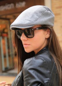 Best Flat Caps for Women Flat Cap Outfit, Flat Cap Women, Mode Style Anglais, Womens Outdoor Fashion, Cap Outfit, Berets Cap, Best Flats, Moda Chic, Outdoor Hats