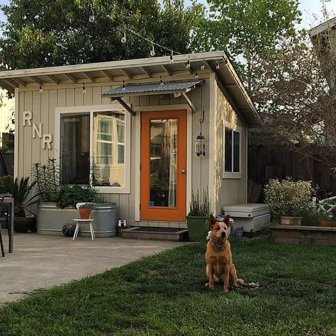 These Supercute "She Sheds" Are Redefining Backyard Bliss: If men have "man caves" where they can escape, why shouldn't women have their own escapes? Diy Shed Kits, Shed Makeover, Backyard Storage Sheds, Build Your Own Shed, Studio Shed, Backyard Storage, Backyard Studio, A Small House, Storage Shed Plans