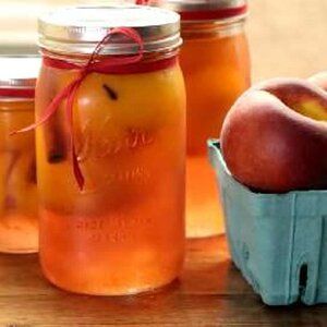 Pickled Peaches Canning, Pickled Peaches Recipes, Pickled Things, Pickled Peaches, Peach Salsa Recipes, Pickled Fruit, Water Bath Canning Recipes, Fruit Treats, Spiced Peaches