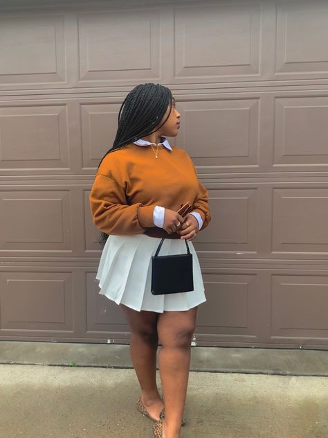 Ways To Style Tennis Skirt, Curvy Tennis Skirt Outfit, Styling Tennis Skirt Outfit, White Tennis Skirt Outfit Plus Size, Black Tennis Skirt Outfit Plus Size, White Tennis Skirt Outfit Fall, Styling A Tennis Skirt, What To Wear With A Tennis Skirt, Tennis Skirt Sweater Outfit