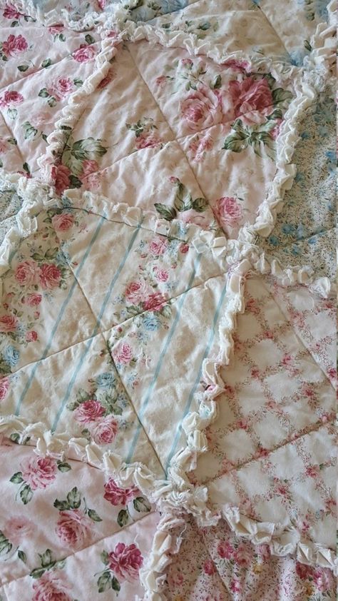 Shabby Chic Quilts, Large Roses, Rag Quilt Patterns, Puff Quilt, Crochet Bedspread Pattern, Flower Quilts, Doll Quilt, Quilting For Beginners, Rag Quilt