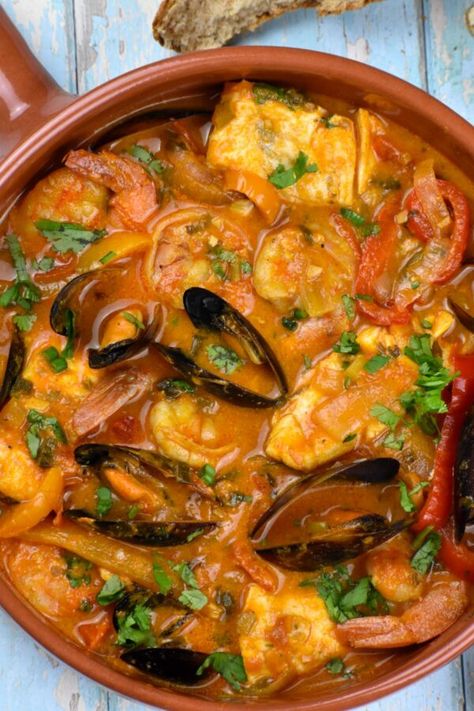 Moqueca Recipe, Seafood Stew Recipes, Brazilian Dishes, Seafood Stew, Fish Stew, Cooking Easy, Seafood Soup, Clam Chowder, Brazilian Food