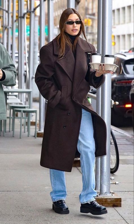 Hailey Bieber Nyc Winter, New York Style Winter Outfits, Model Off Duty Style Winter New York, Hailey Bieber Fall Fashion, Wardrobe Nyc Coat, Winter Street Style Nyc, Winter Nyc Style, City Winter Fashion, European Airport Outfit