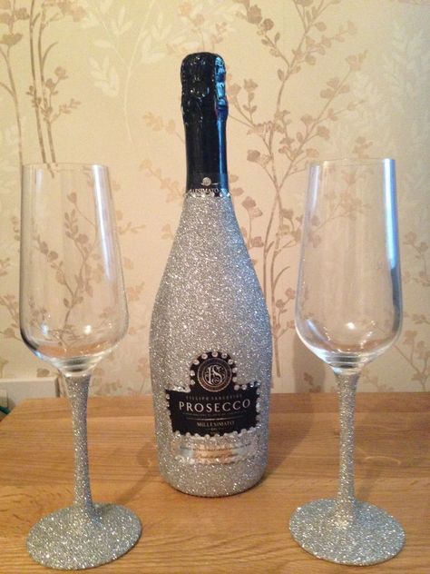 Mod podge silver glitter prosecco bottle and champagne glasses Glitter Champagne Bottles, Mod Podge Glitter, Decorated Liquor Bottles, Prosecco Bottle, Chocolate Showpiece, Glitter Champagne, Glitter Bottle, Glitter Glasses, Birthday Party 21