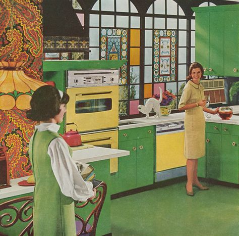 late 1960's green and yellow kitchen. Sims Interior, 60s Kitchen, 60s Interior, Retro Rooms, 1960s Home, Vintage Interior Design, Mid Century Modern Kitchen, Deco Retro, Retro Interior