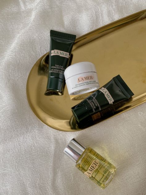 La Mer aesthetic flatlay featuring skincare minis. Luxury skincare from Sephora. La Mer Skincare Aesthetic, La Mer Aesthetic, Luxury Skincare Aesthetic, Aesthetic Moisturizer, La Mer Face Cream, Moisturizer Aesthetic, Skin Care Recommendations, Oily Skin Moisturizer, Face Moisturizer For Sensitive Skin