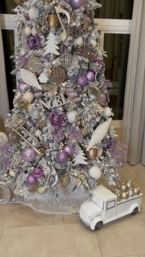 Lavender Christmas Tree Decoration, Lilac Christmas Decorations, Lavender Christmas Decor, Purple And Silver Christmas Tree Ideas, Lilac Christmas Tree, Pink And Purple Christmas Tree, Lavender Christmas Tree, Christmas Tree Purple, Lilac Christmas