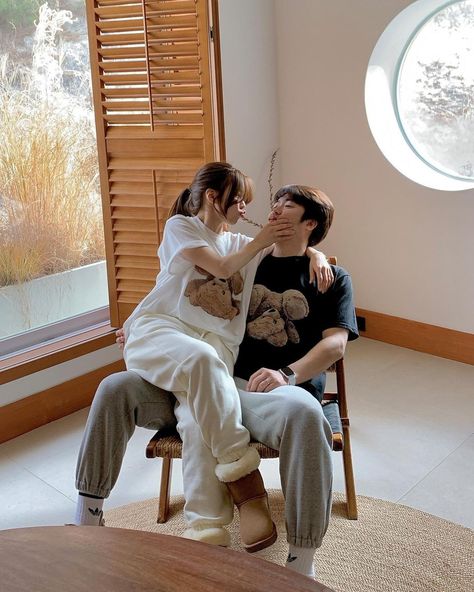 Couple Poses Reference, Cute Couple Outfits, Couple Picture Poses, Ulzzang Couple, Matching Couple Outfits, Korean Couple, Couple Photography Poses, Cute Relationship Goals, Couple Outfits