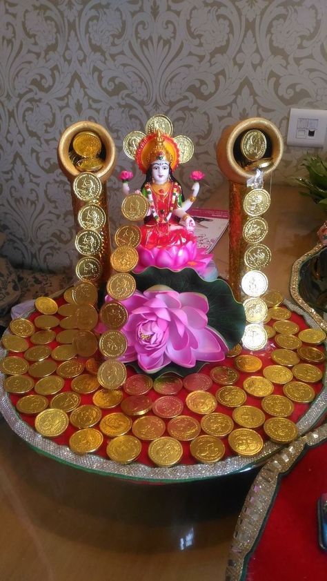 Lakshmi Statue, Mandir Decoration, Thali Decoration Ideas, Janmashtami Decoration, Ganapati Decoration, Lakshmi Devi, Diwali Decorations At Home, Decoration For Ganpati, Housewarming Decorations