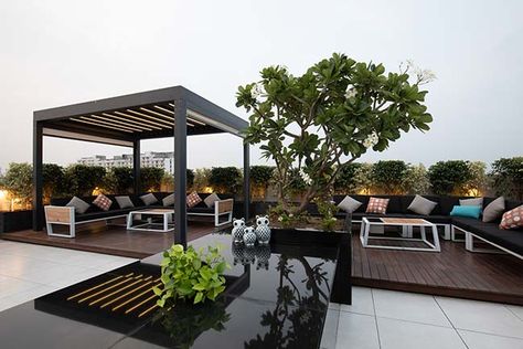 #luxuryhouse #luxury #penthouse #duplex #modern #design #contemporary #apartment #rooftop #garden #richlife #lifestyle Penthouse Terrace Ideas, Big Balcony Ideas, Penthouse Garden, Penthouse Terrace, Design Per Patio, Ideas Terraza, Roof Terrace Design, Roof Terraces, Terraced Landscaping