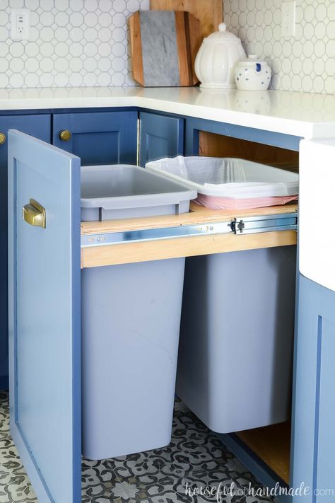 How to Build a Pull Out Trash Can Cabinet Trash Can In Kitchen, Hidden Trash Can Kitchen, Diy Kitchen Cabinets Build, Hide Trash Cans, Pull Out Trash Cans, City Kitchen, Trash Can Cabinet, Cabinet Plans, Hidden Kitchen